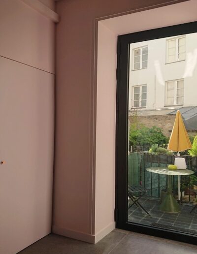 Rénovation d'une cuisine, pose de corniches, peinture Farrow & Ball Middleton Pink