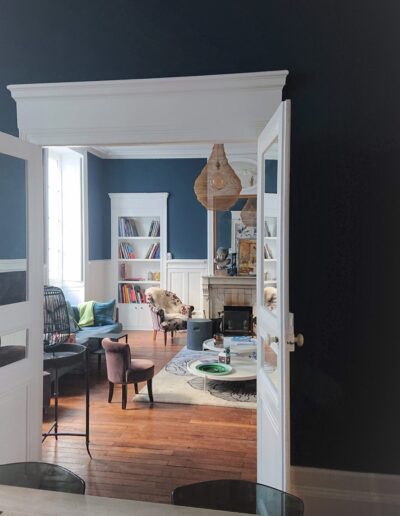 Chantier réalisé appartement ancien Nantes peinture Farrow&Ball Hague Blue et All White