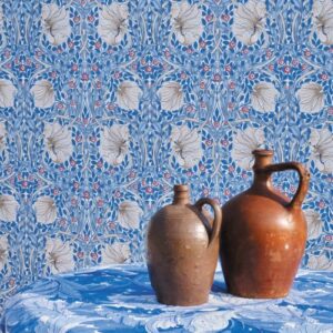 Morris and Co papier peint traditionnel art nouveau vintage végétal Pimpernel bleu rouge et beige 217062